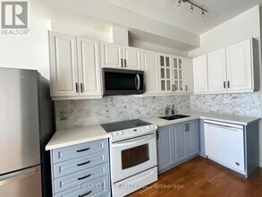 111 Elizabeth St in Toronto, ON - Building Photo - Building Photo