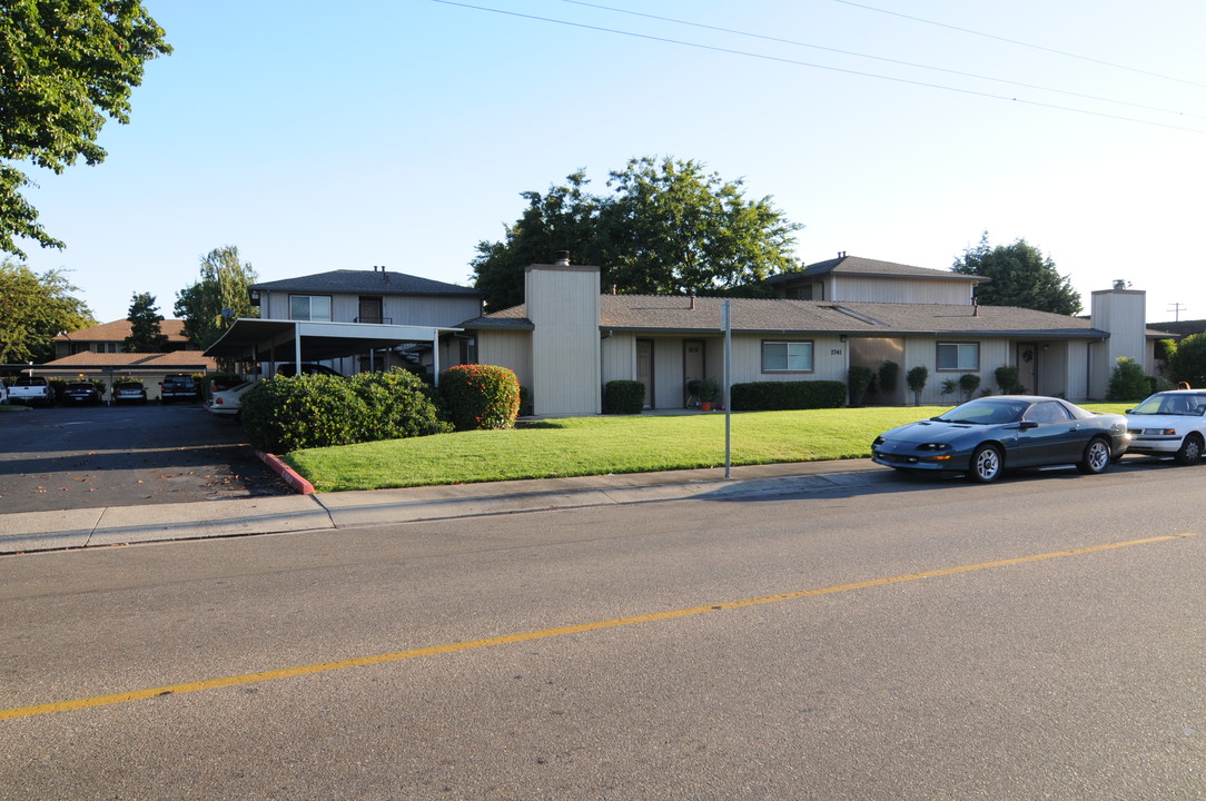 1741 W Lockeford St in Lodi, CA - Building Photo