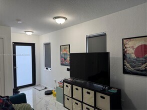 2730 NW 44th St in Miami, FL - Foto de edificio - Building Photo