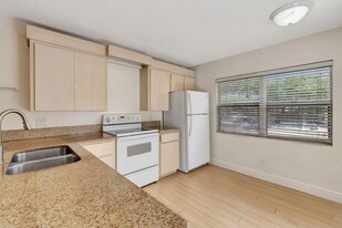 4004 Medford Ct in Boynton Beach, FL - Building Photo