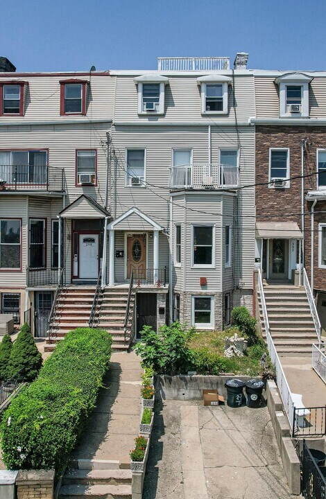 300 Paterson Plank Rd in Jersey City, NJ - Building Photo