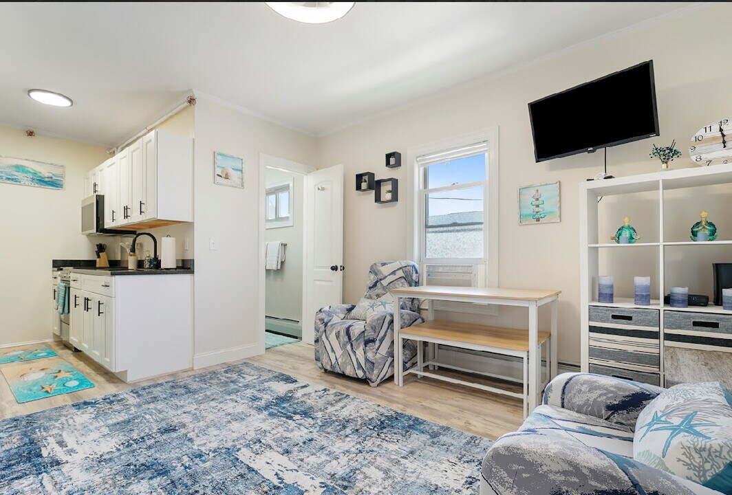 5 Kinney Ave, Unit 202 in Old Orchard Beach, ME - Foto de edificio