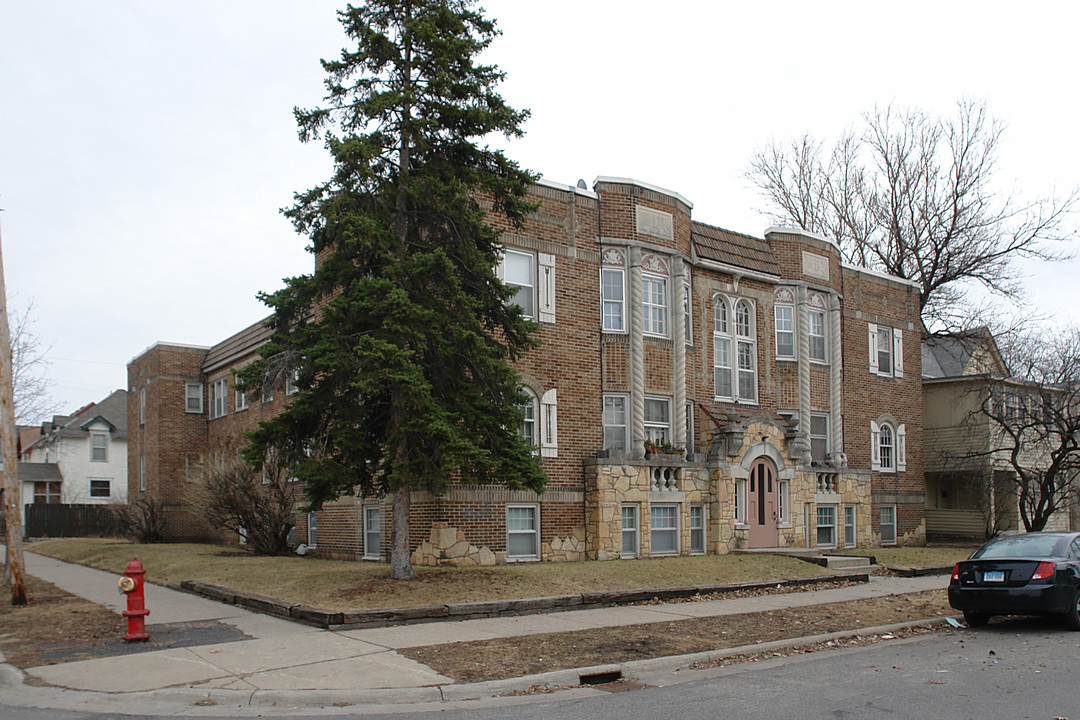 2701 Grand Ave S in Minneapolis, MN - Building Photo