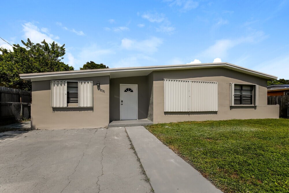 3781 SW 41st St in Hollywood, FL - Building Photo