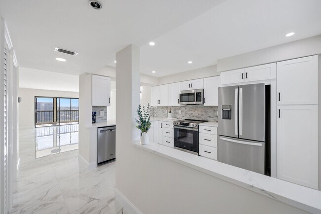 7290 Kinghurst Dr in Delray Beach, FL - Building Photo - Building Photo