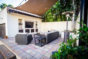 1327 S Sycamore Ave in Los Angeles, CA - Building Photo