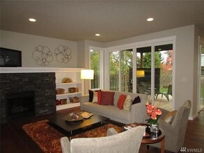 15828 25th Ave NE in Shoreline, WA - Foto de edificio - Building Photo