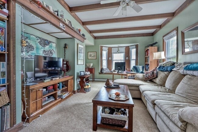 64 Granville Ave, Unit 1 in Malden, MA - Foto de edificio - Building Photo