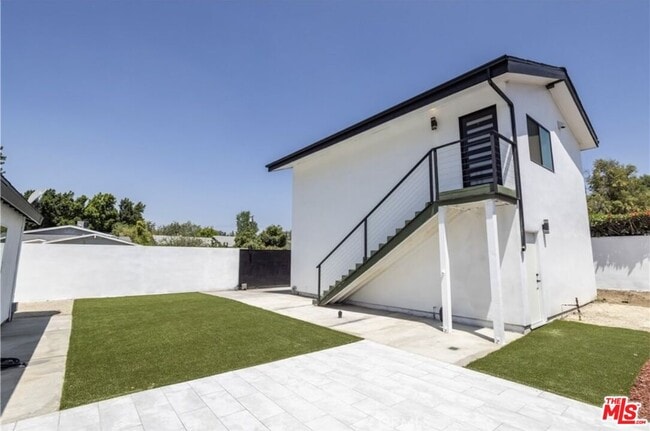 9704 Comanche Ave in Los Angeles, CA - Building Photo - Building Photo