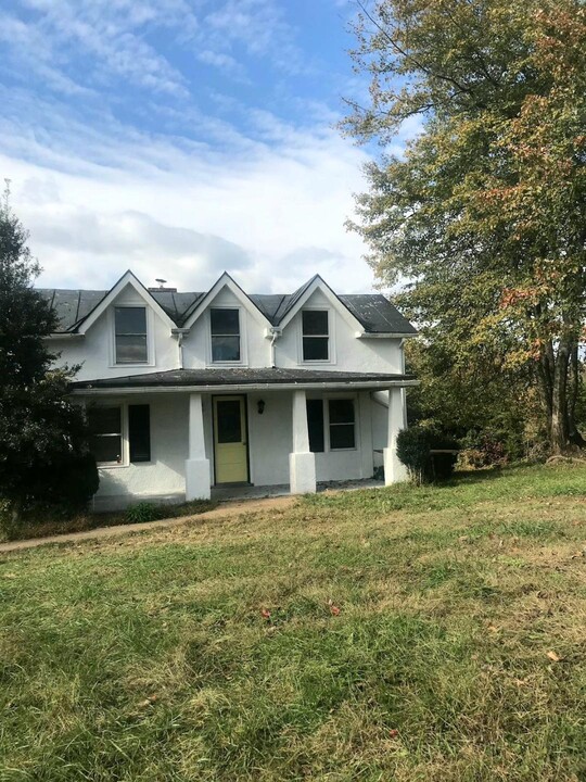 270 Grass Ct in Keswick, VA - Building Photo