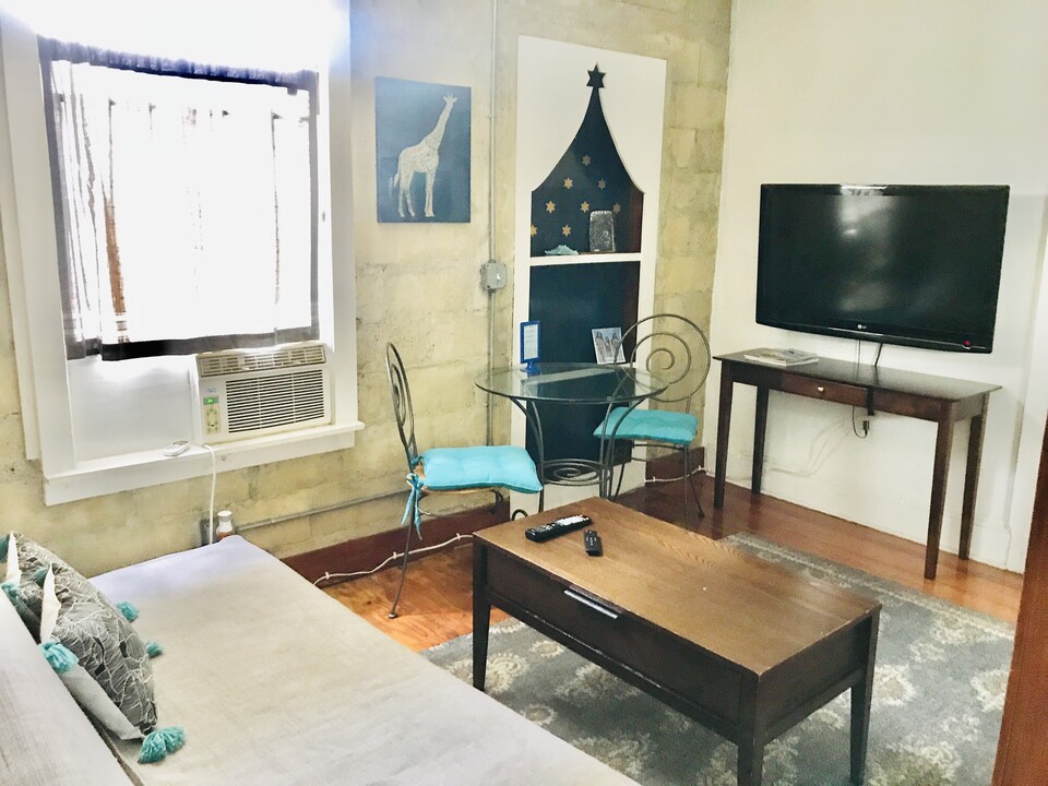 536 NW 47th St, Unit Main House in Miami, FL - Building Photo