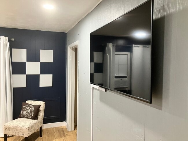 99 N Broadway, Unit UP in Geneva, OH - Foto de edificio - Building Photo