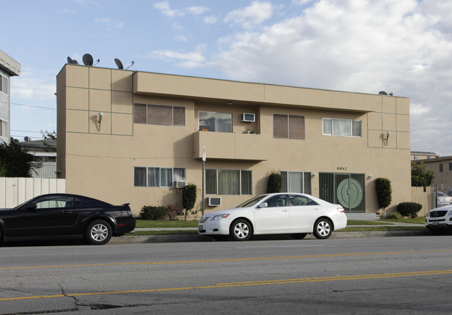 6642 Whitsett Ave in North Hollywood, CA - Foto de edificio - Building Photo