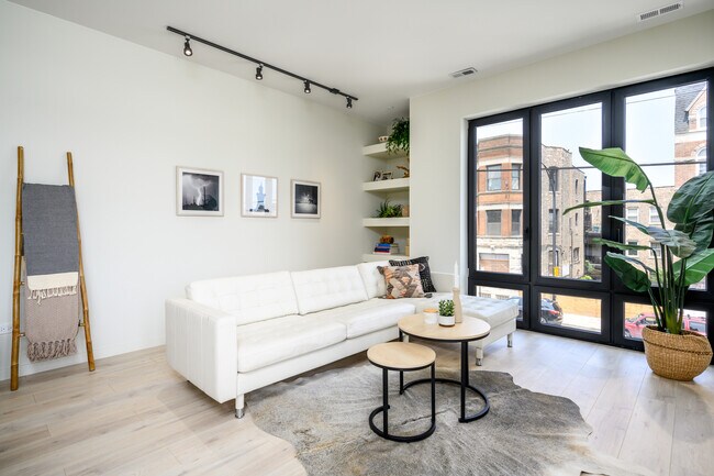 2135 W Cermak Rd in Chicago, IL - Building Photo - Building Photo