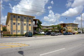 5150 W 12th Ave in Hialeah, FL - Foto de edificio - Building Photo