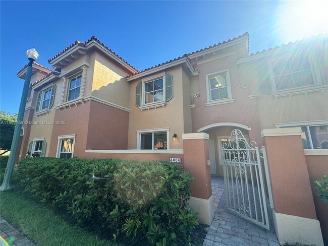 property at 5004 S Harbor Isles Dr