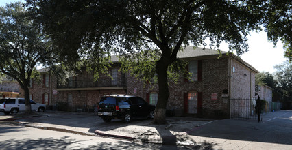 Valley Oaks Apartments in Houston, TX - Building Photo - Building Photo