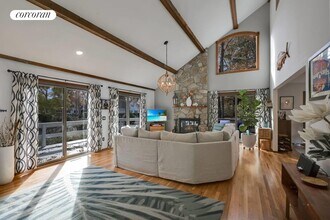 9 Country Club Dr in Shelter Island, NY - Building Photo - Building Photo
