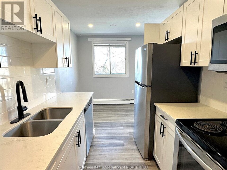 76 Vanier Dr in Chatham, ON - Building Photo