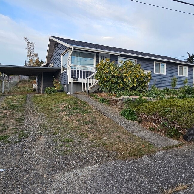 1018 Callahan Dr in Bremerton, WA - Building Photo - Building Photo
