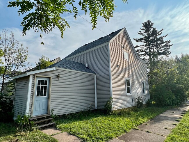 1227 Grand Ave in Superior, WI - Building Photo - Building Photo
