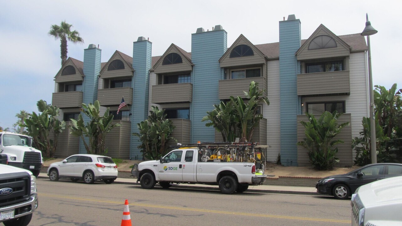 739 Seacoast Dr in Imperial Beach, CA - Building Photo