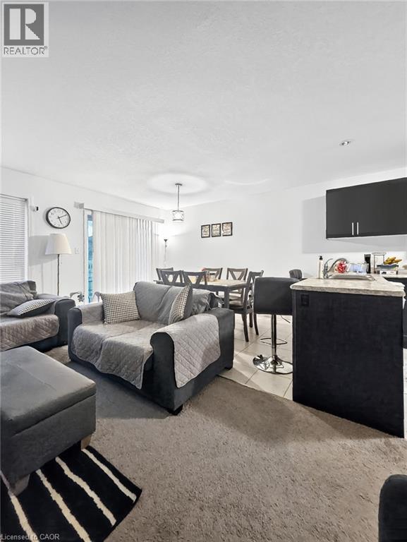 135 Hardcastle Dr in Cambridge, ON - Building Photo - Building Photo