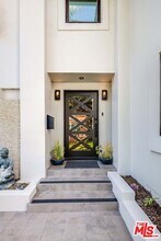 3201 Viola Pl in Los Angeles, CA - Building Photo - Building Photo