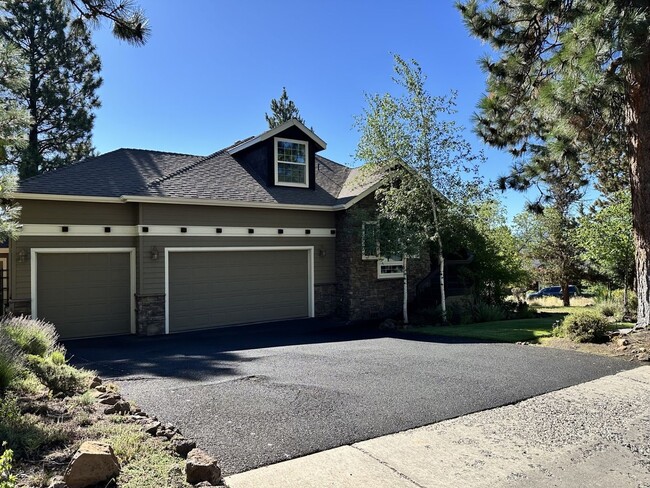property at 1158 NW Redfield Cir