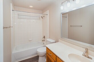 113 D L Vest, Unit 202 in La Vernia, TX - Foto de edificio - Building Photo