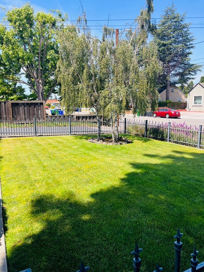 233 Cherry Way in Cherryland, CA - Foto de edificio - Building Photo