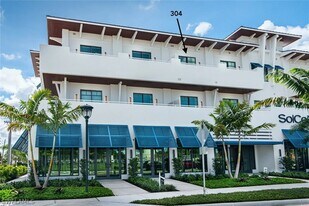 101 8th St S in Naples, FL - Building Photo