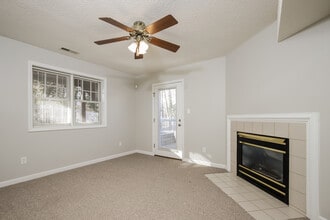 936 Heatherstone Dr in Winston-Salem, NC - Foto de edificio - Building Photo