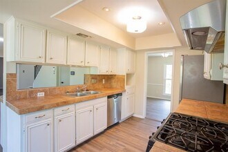 10404 Doering Ln in Austin, TX - Building Photo - Building Photo