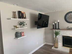 6 Locust Ave in Oak Park, CA - Building Photo - Building Photo