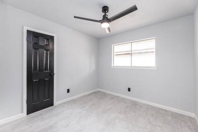 property at 1109 E Columbia Ln