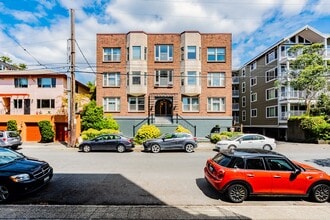 Carlyle Apartments in Seattle, WA - Building Photo - Building Photo