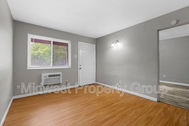 3716 Geraldine Ave in St. Ann, MO - Foto de edificio - Building Photo