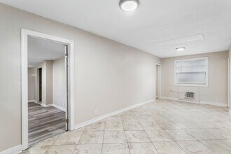 8414 N Huntley Ave in Tampa, FL - Building Photo - Building Photo