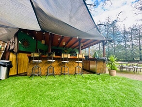 1550 Indian Valley Rd in Novato, CA - Foto de edificio - Building Photo