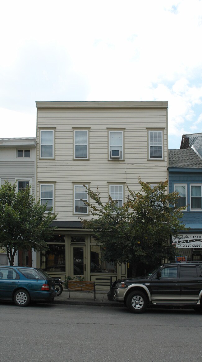 225 Warren St in Hudson, NY - Foto de edificio - Building Photo