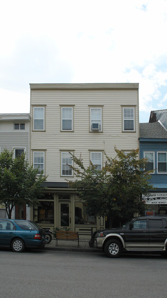 225 Warren St in Hudson, NY - Building Photo - Building Photo