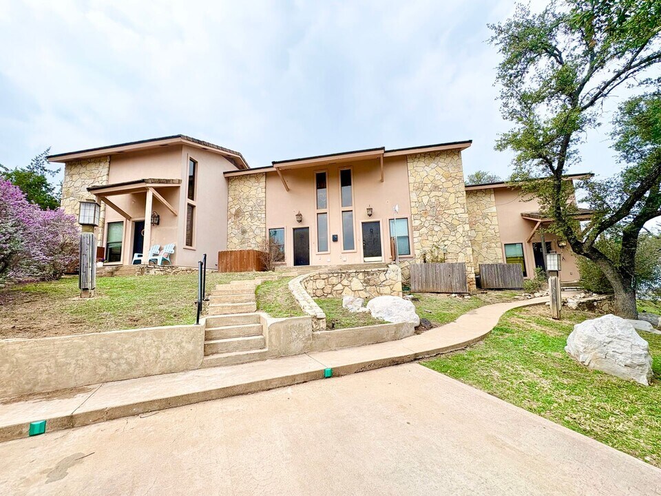 800-C Grassy Knl in Horseshoe Bay, TX - Building Photo