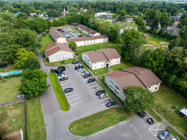 Palace Court Apartments in North Syracuse, NY - Building Photo - Building Photo