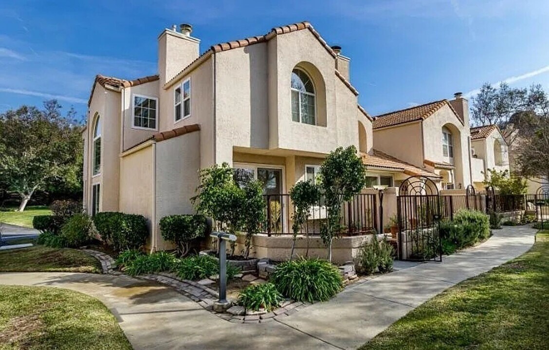 11247 Sierra Pass Pl in Los Angeles, CA - Building Photo
