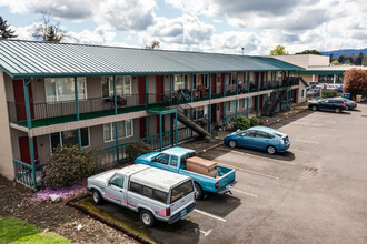 2057 S 7th St in Lebanon, OR - Building Photo - Building Photo