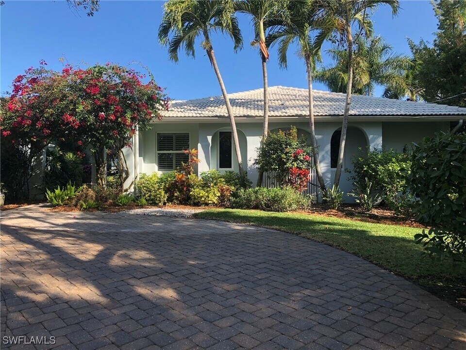 677 18th Ave S in Naples, FL - Building Photo