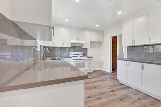 1151 N Verdugo Rd, Unit A in Glendale, CA - Building Photo - Building Photo