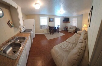 1012 12th St-Unit -UP in San Leon, TX - Building Photo - Building Photo