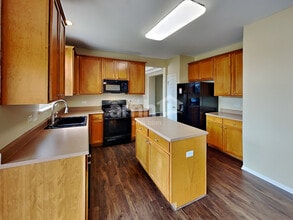 2476 Deer Point Dr in Montgomery, IL - Building Photo - Building Photo